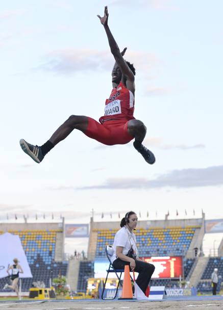 Lo staunitense Ja’mari Ward impegnato nella gara del salto in lungo (Getty Images)